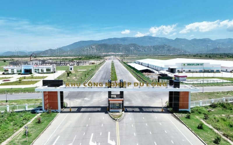 Cổng Khu Công nghiệp Du Long