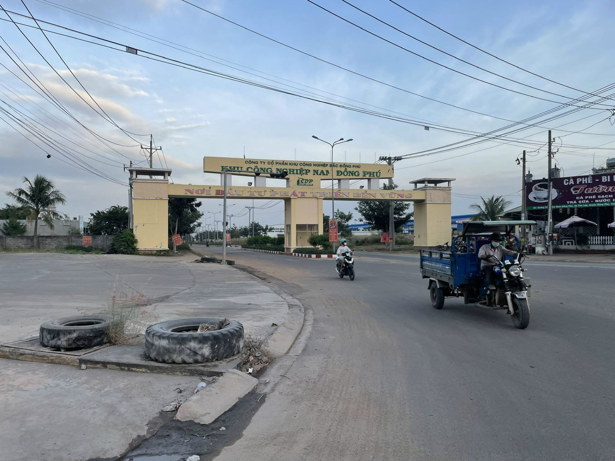 Cổng Khu Công nghiệp Nam Đồng Phú