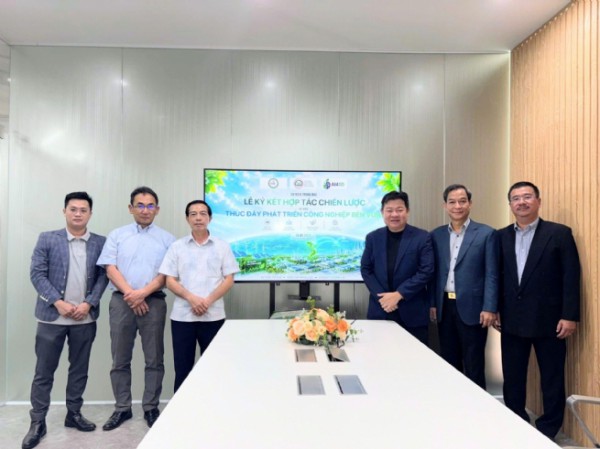 Representatives of the leadership and delegates of VIREA, RISE, and AI4SD at the signing ceremony.